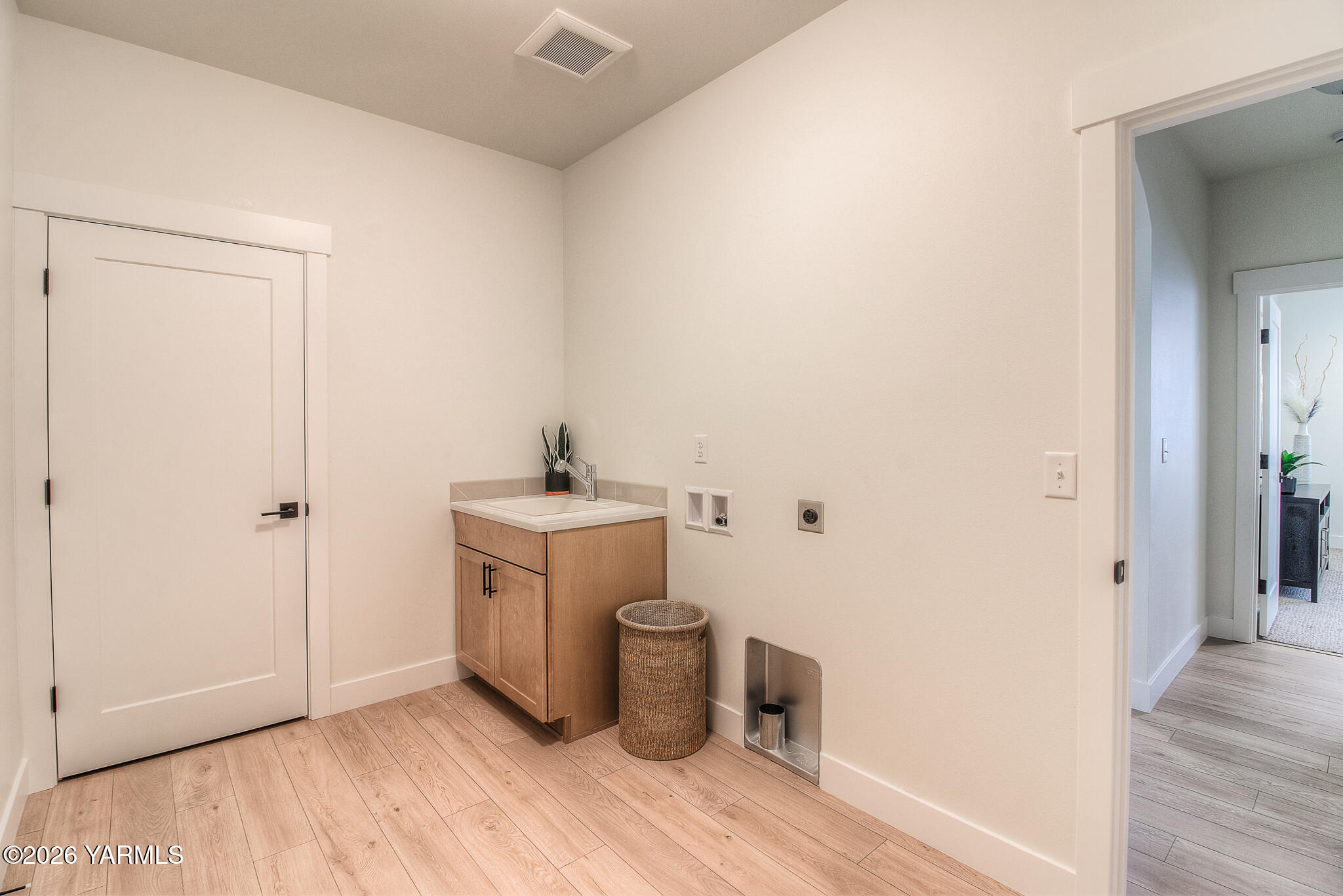 404 South 90th Avenue Yakima, WA 98908 - Photo 14 of 21 Laundry