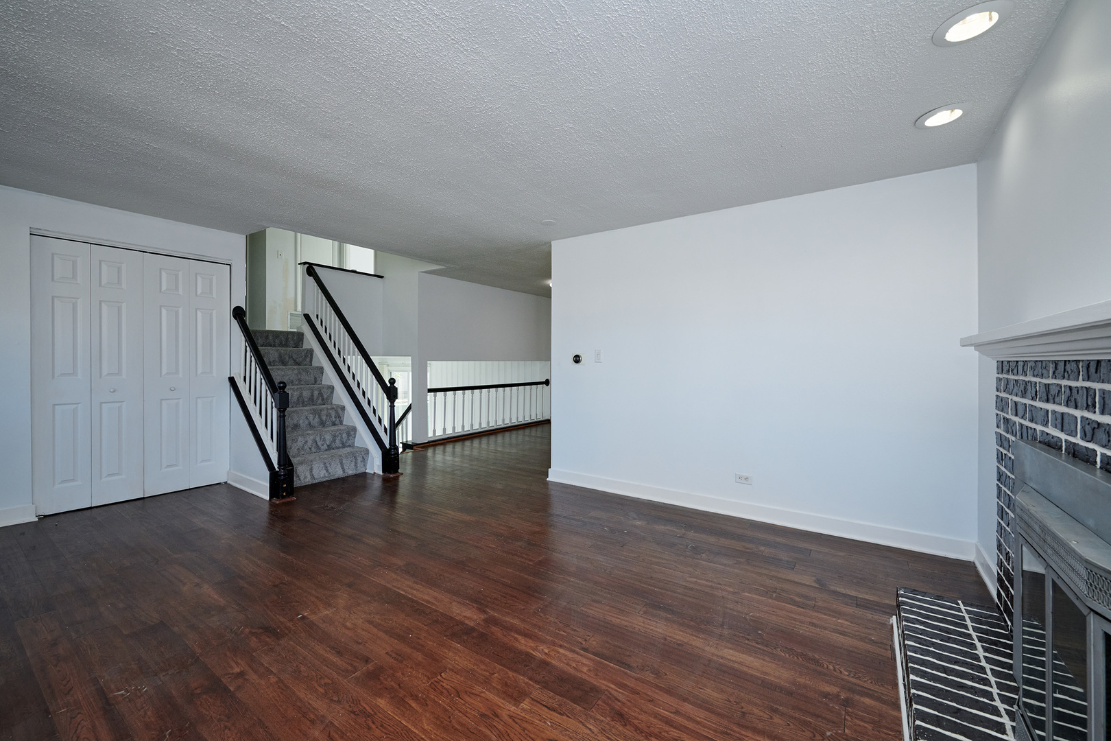 1613 Hartmann Drive Schaumburg, IL 60193 - Photo 5 of 33