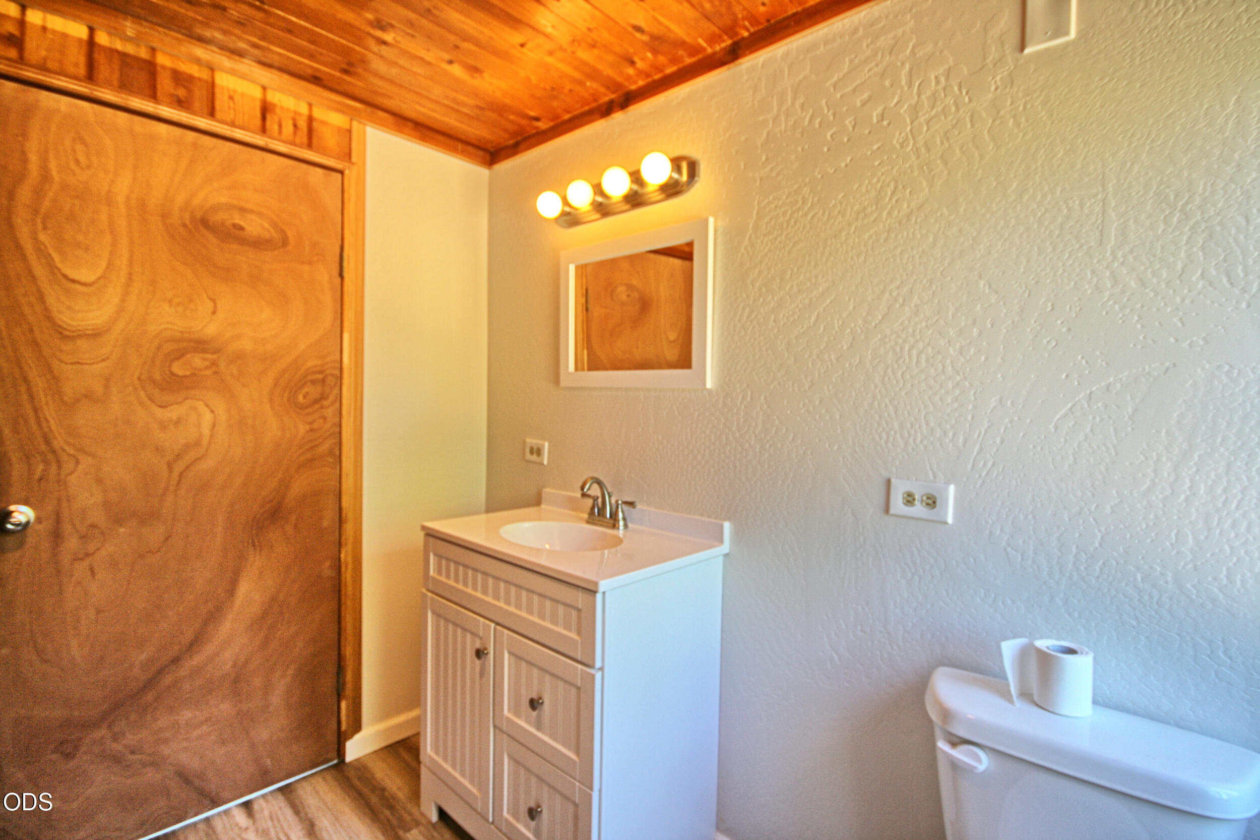2525 Kinney Creek Road Jacksonville, OR 97530 - Photo 13 of 38 a bathroom with a sink and a mirror