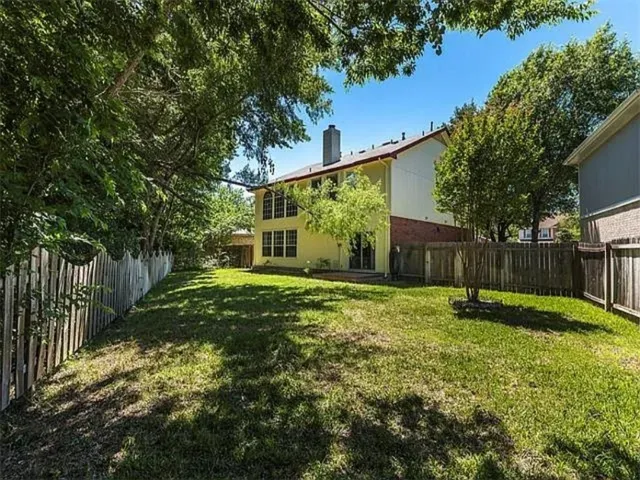 a view of a yard in front of house