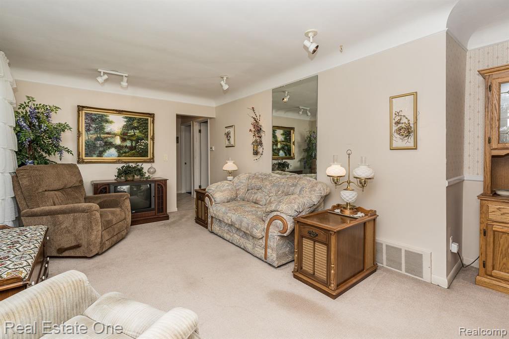 129 Texas Avenue Rochester Hills, MI 48309 - Photo 13 of 50