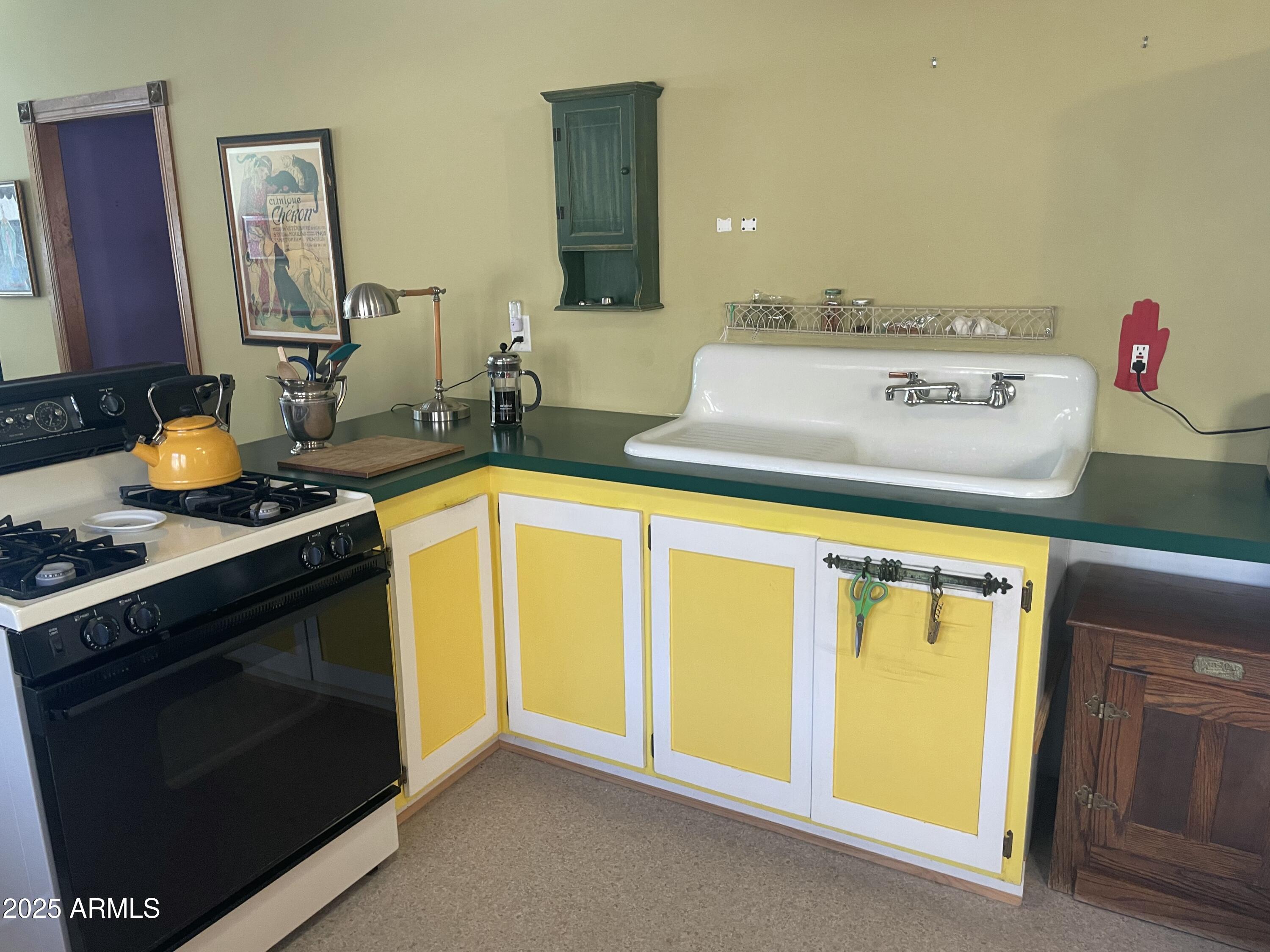 713 Warren Avenue Bisbee, AZ 85603 - Photo 13 of 26 IMG_3359(1)