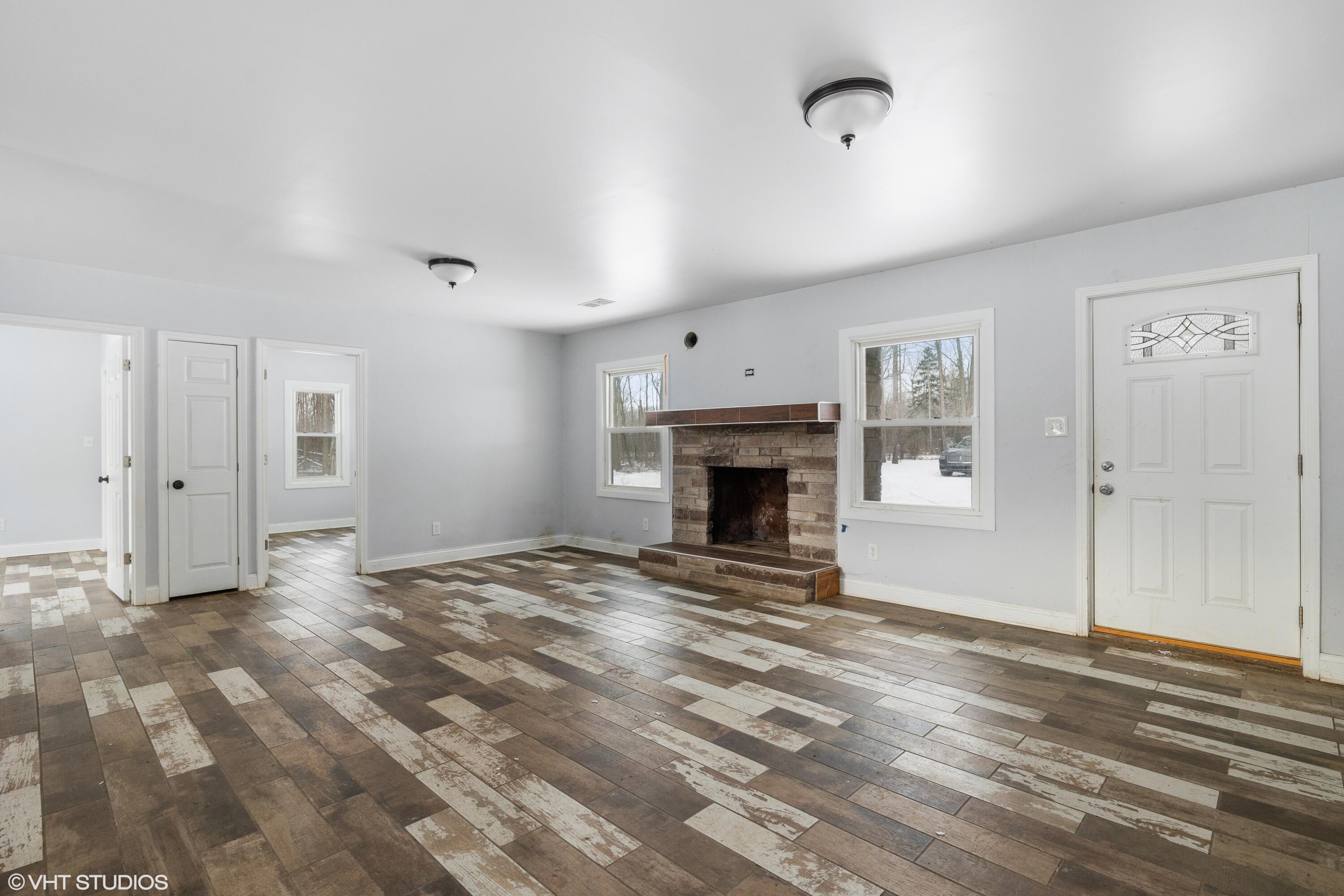 17917 Hoder Road New Buffalo, MI 49117 - Photo 3 of 11 03_17917HoderRd_165_LivingRoom_HiRes