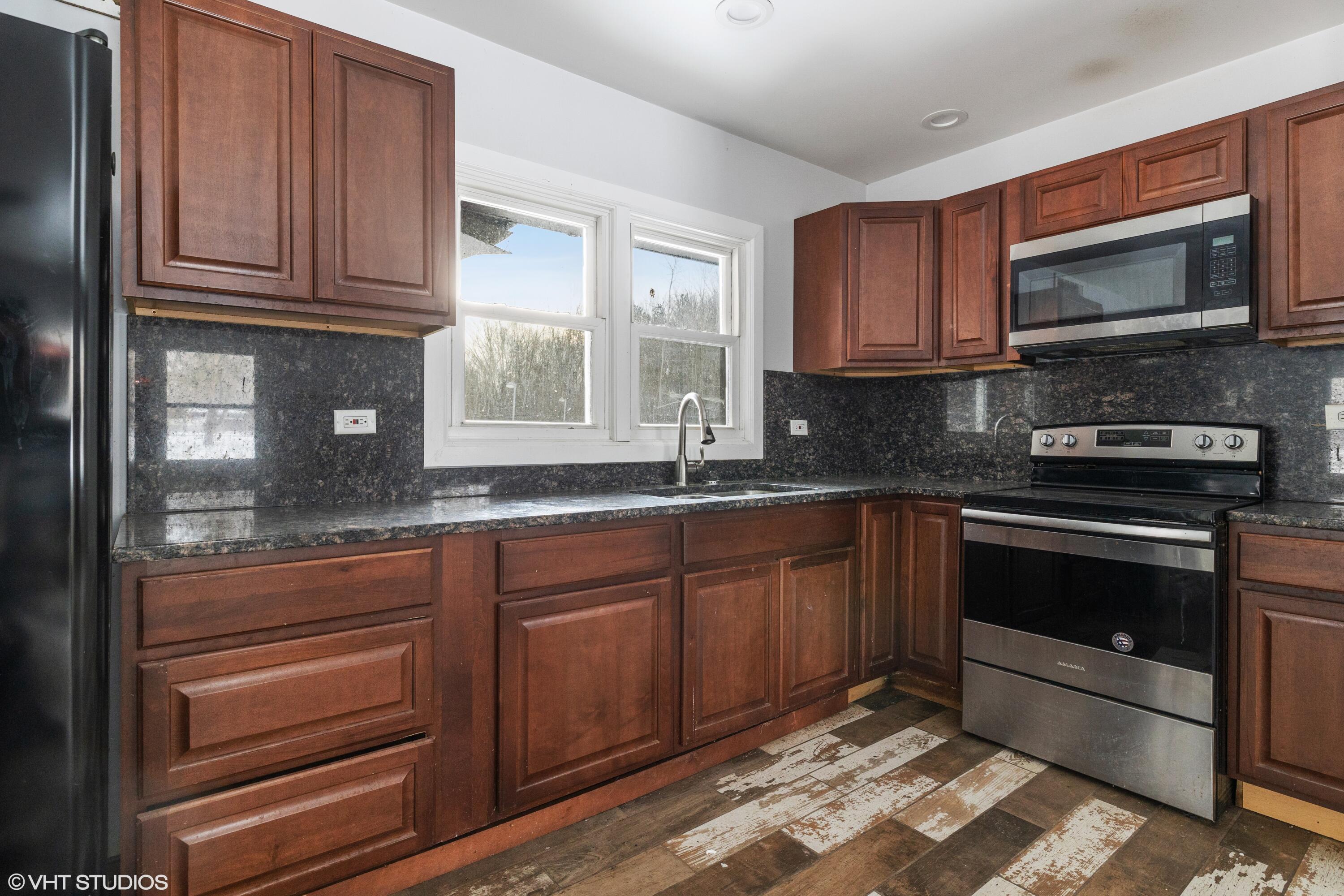 17917 Hoder Road New Buffalo, MI 49117 - Photo 4 of 11 04_17917HoderRd_5_Kitchen_HiRes