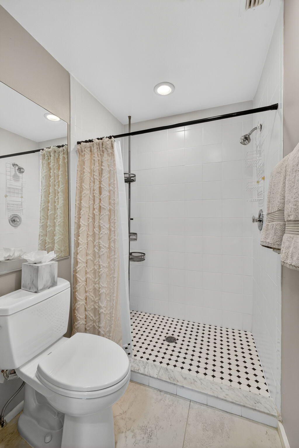 202 Pinecrest Circle, Unit B Jupiter, FL 33458 - Photo 26 of 44 Primary Bath