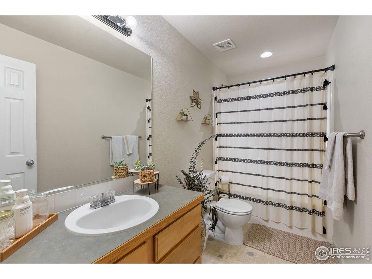 7036 Raleigh Street Wellington, CO 80549 - Photo 19 of 39 Main floor full bathroom
