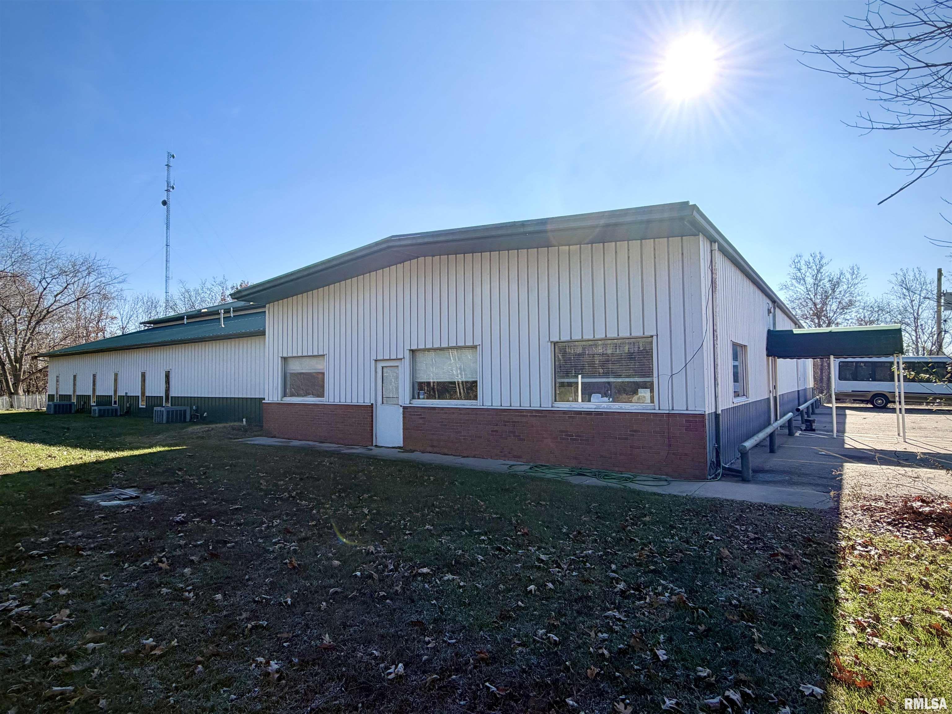 907 Highway 14 Carmi, IL 62821 - Photo 1 of 45