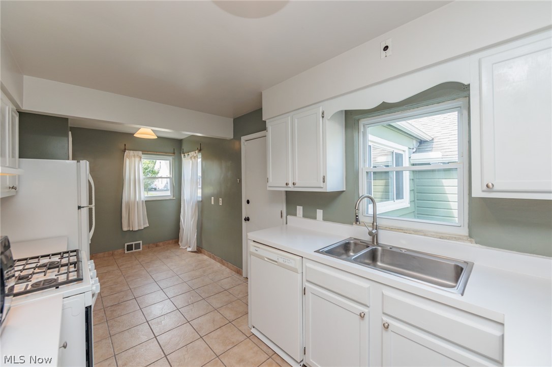1284 Argonne Road Cleveland, OH 44121 - Photo 12 of 36