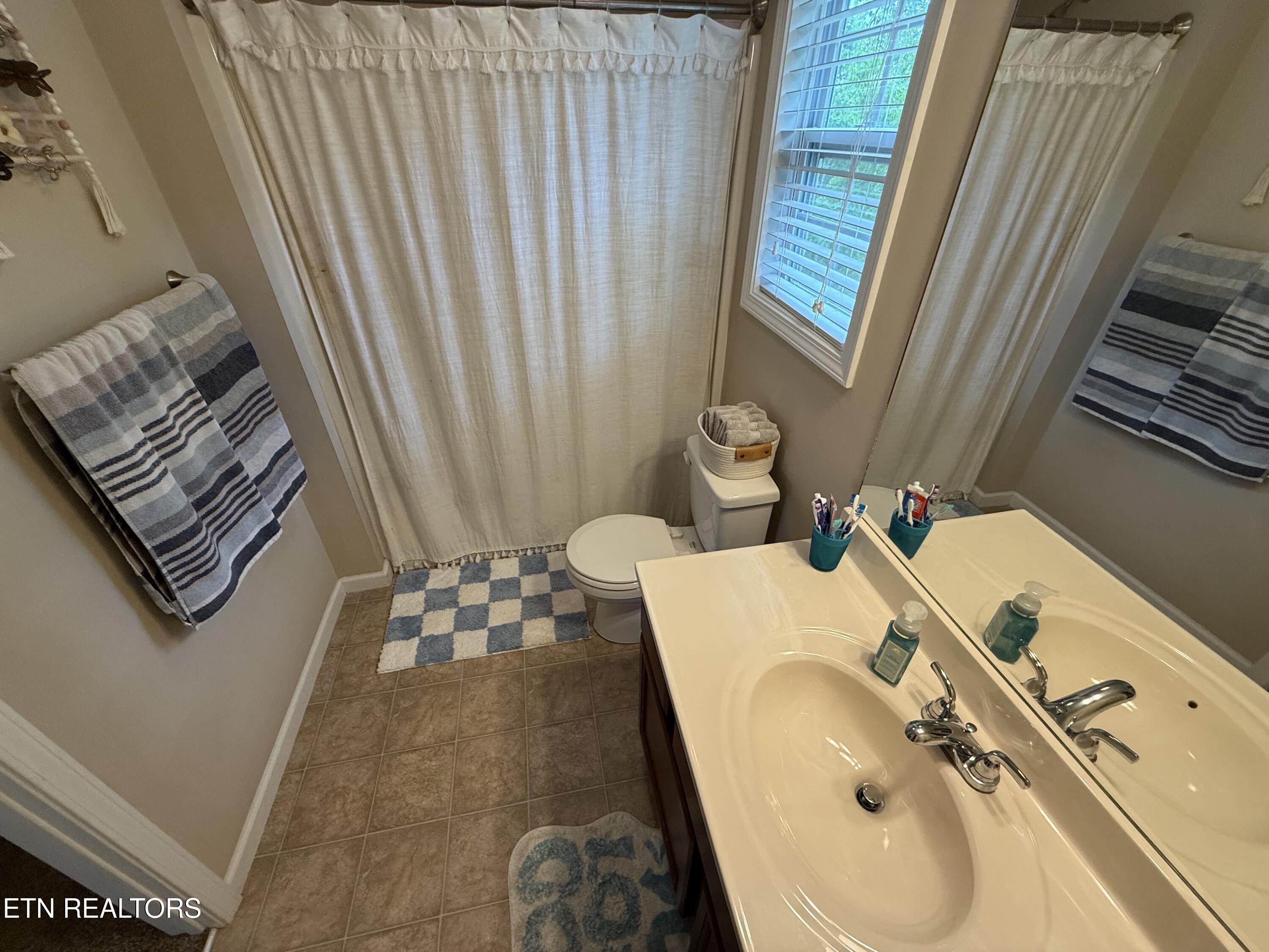 8547 Bowsong Lane Powell, TN 37849 - Photo 8 of 18 Hall Bath