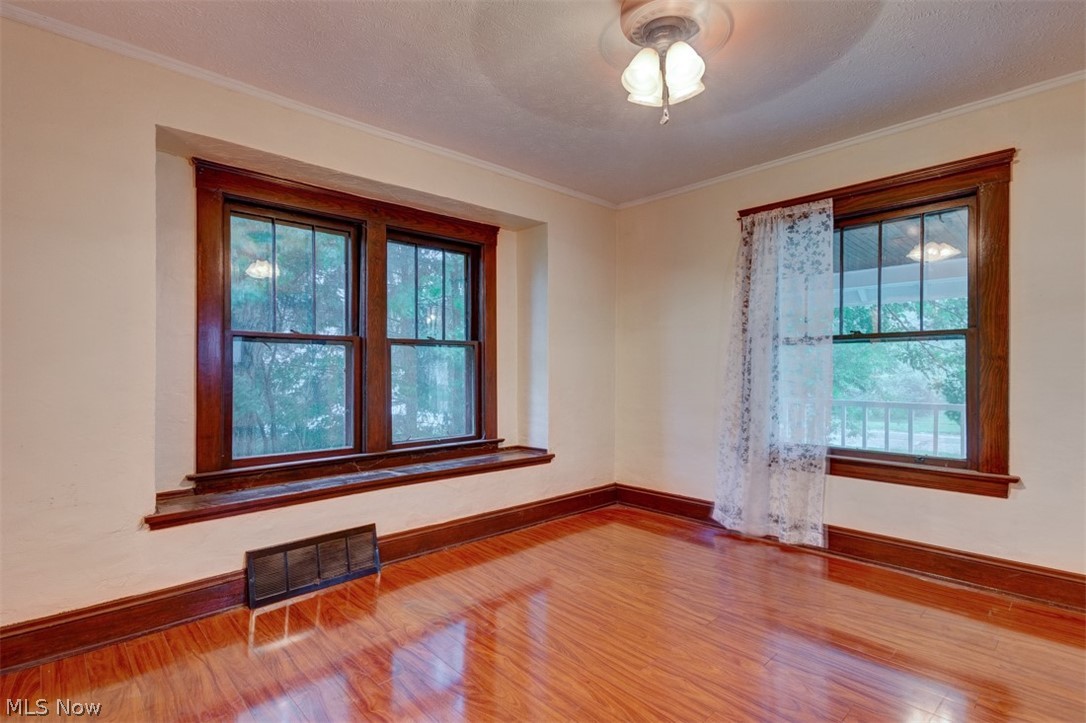 5096 Edenhurst Road Cleveland, OH 44124 - Photo 14 of 27 Heading back upstairs...
