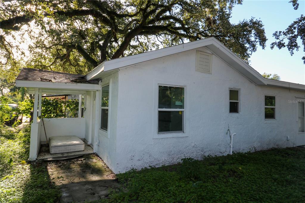 1518 Indiana Street Orlando, FL 32805 - Photo 2 of 17 a backyard of a house with lots of green space