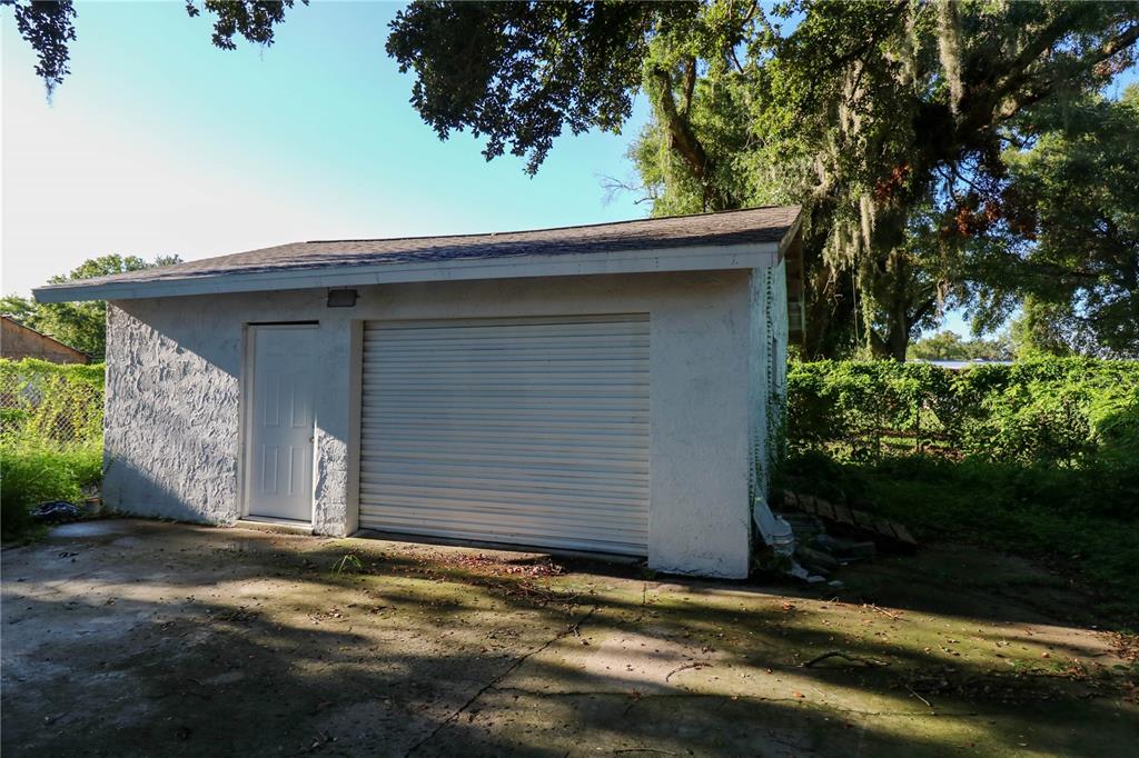 1518 Indiana Street Orlando, FL 32805 - Photo 4 of 17 a backyard of a house