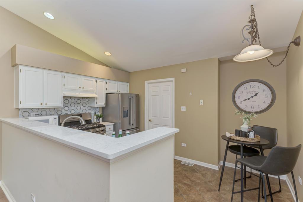 833 Havenshire Road, Unit 833 Naperville, IL 60565 - Photo 11 of 28
