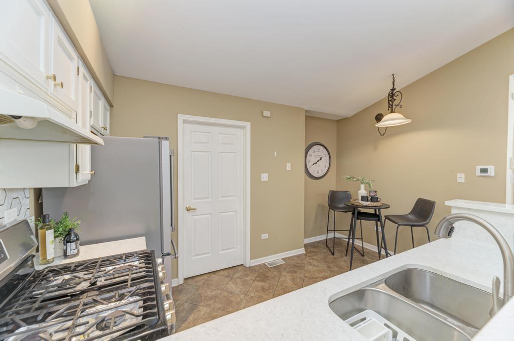 833 Havenshire Road, Unit 833 Naperville, IL 60565 - Photo 12 of 28