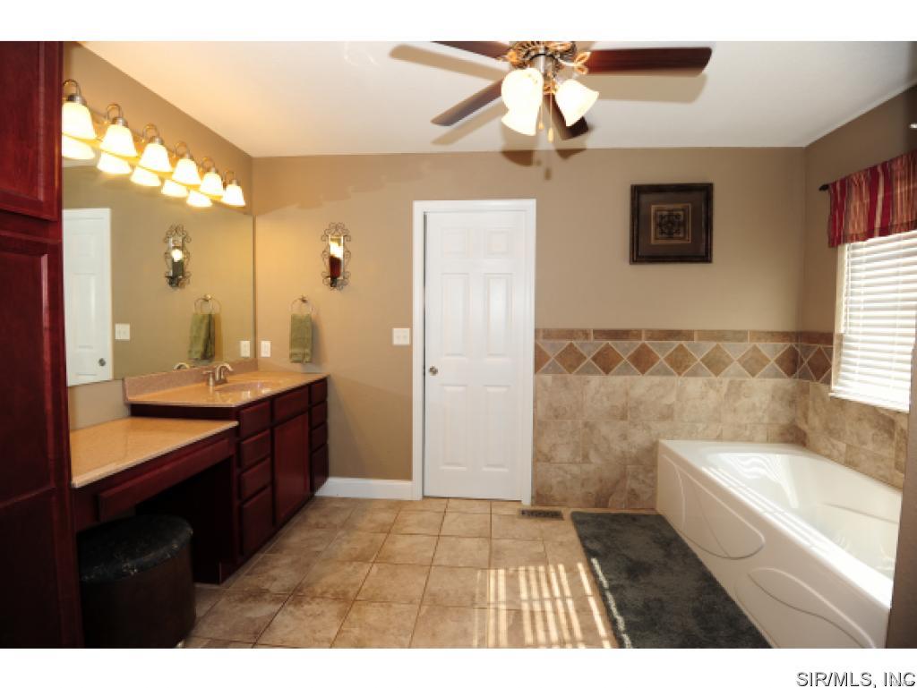 828 Ridge Road Waterloo, IL 62298 - Photo 12 of 36