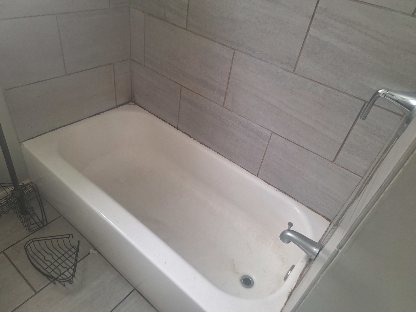 9351 South Manistee Avenue Chicago, IL 60617 - Photo 10 of 23 a bathroom with a bathtub