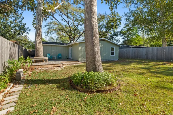 a view of a backyard