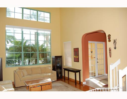 335 Southwest 16th Street Boca Raton, FL 33432 - Photo 3 of 7 Living Room