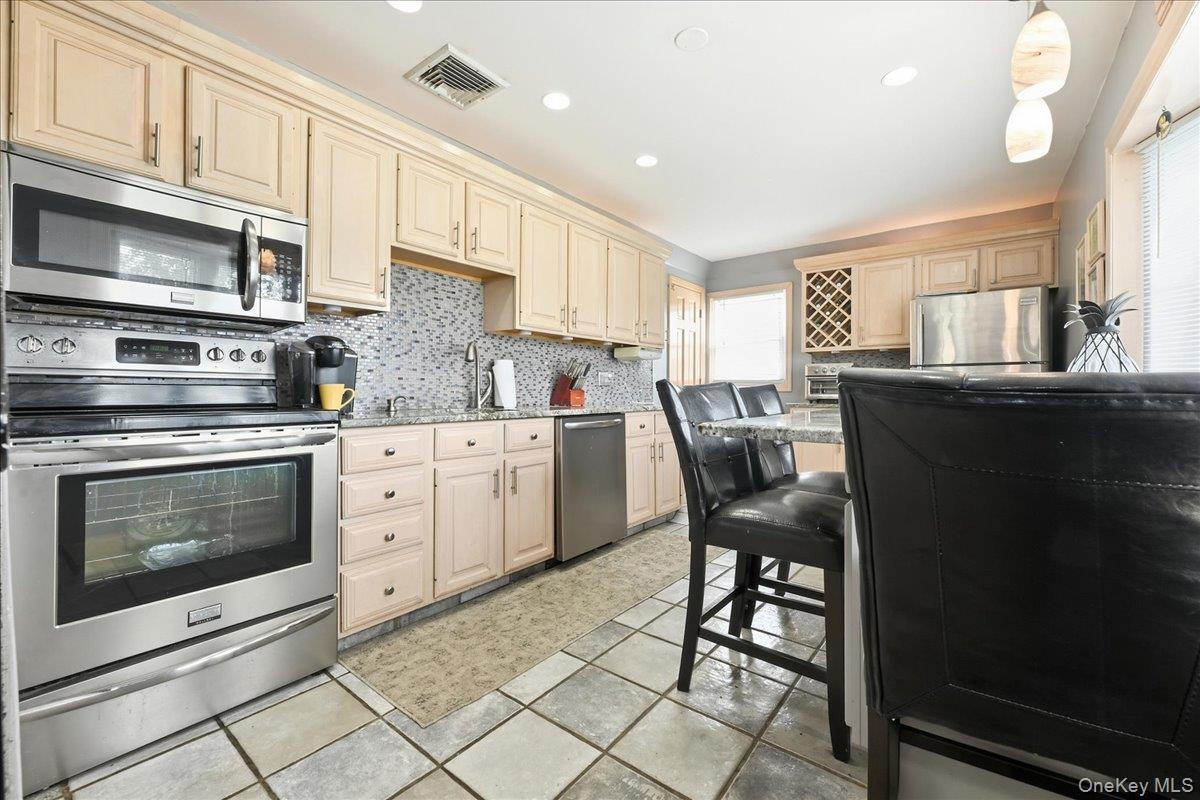 119 Periwinkle Road Levittown, NY 11756 - Photo 6 of 31 Gallery Image 6