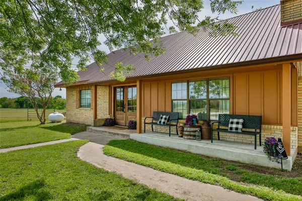 $1,490,000 | 899 South Pecan Street, Muenster, TX 76252