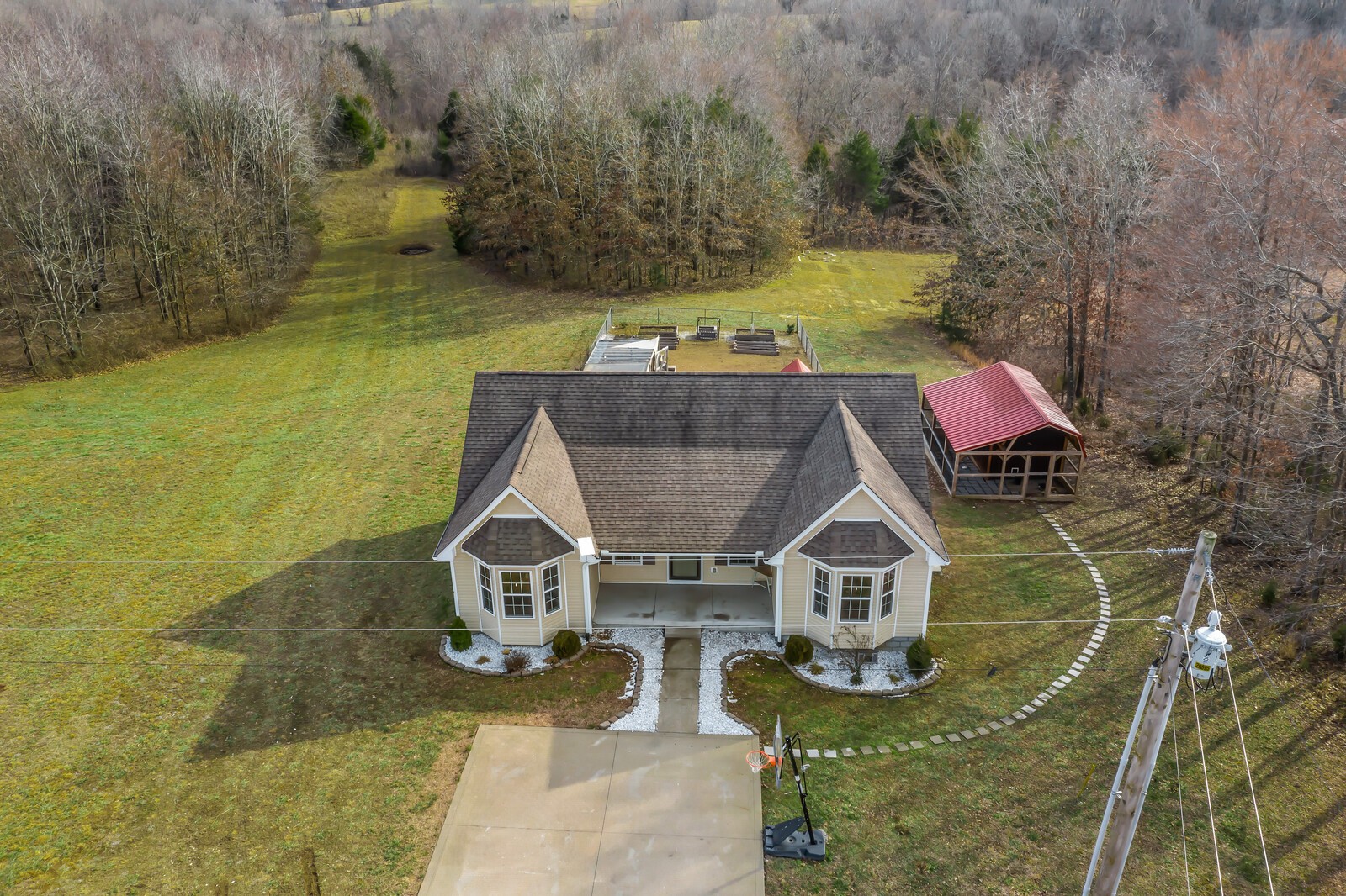 984 Hooper Road Charlotte, TN 37036 - Photo 3 of 46 Gallery Image 3