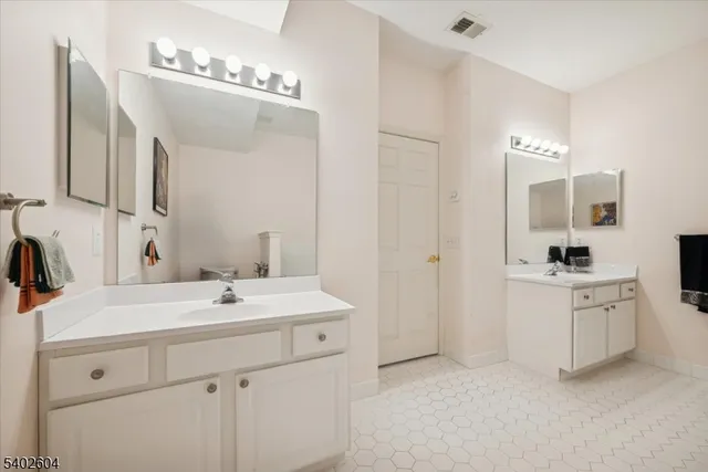 $550,000 | 17 Ebersohl Circle, Whitehouse Station, NJ 08889