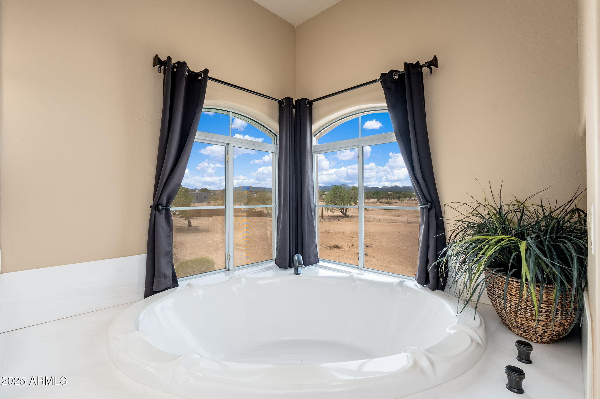 17047 East Dixileta Drive Rio Verde, AZ 85263 - Photo 50 of 115 a bathroom with a bathtub and a window