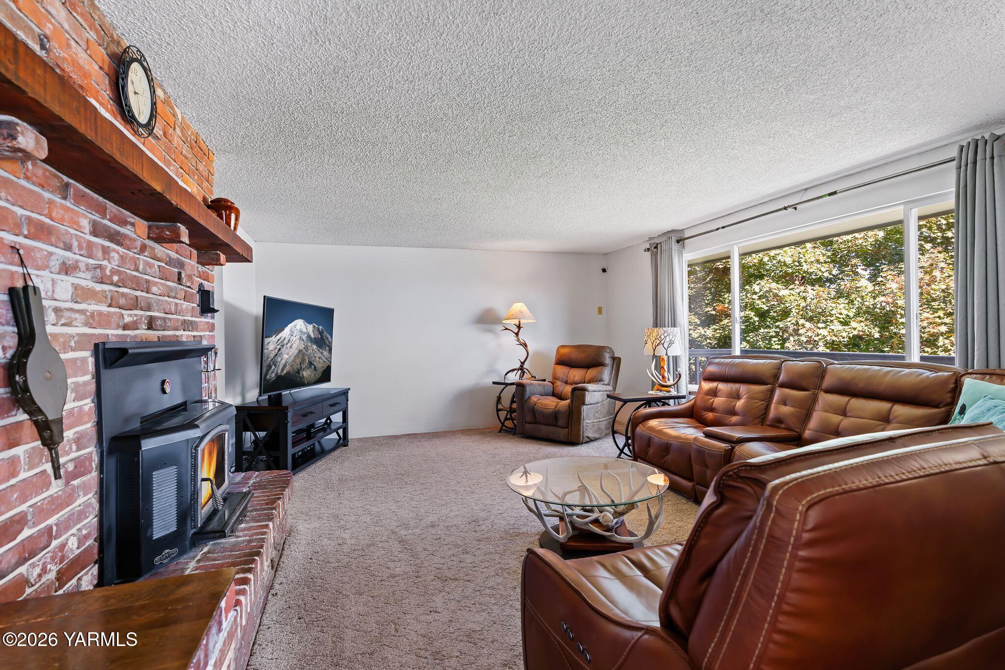 2311 McCullough Road Yakima, WA 98903 - Photo 8 of 35 Living Room