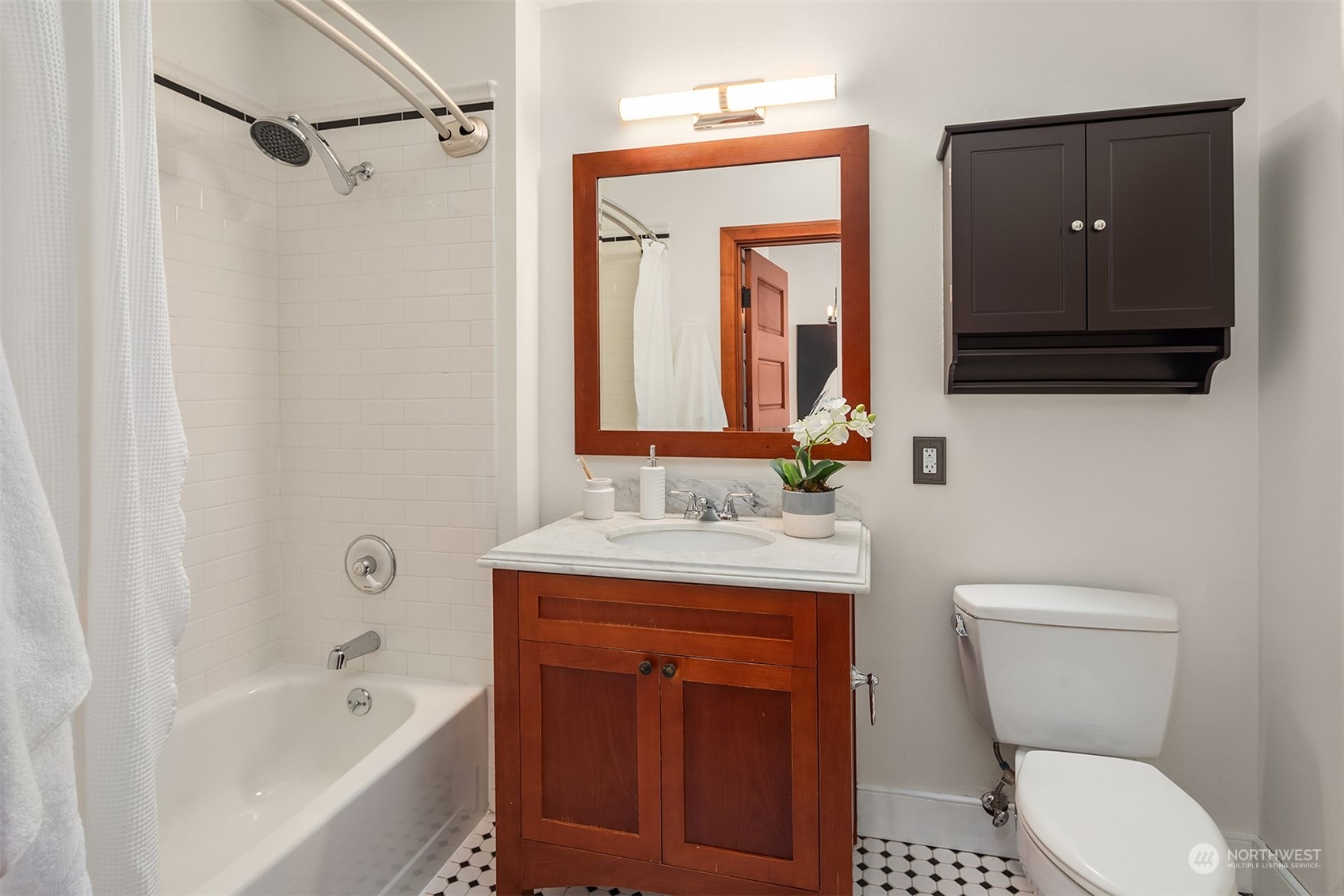 201 Galer Street, Unit 412 Seattle, WA 98109 - Photo 25 of 34 a bathroom with a toilet a sink and bathtub