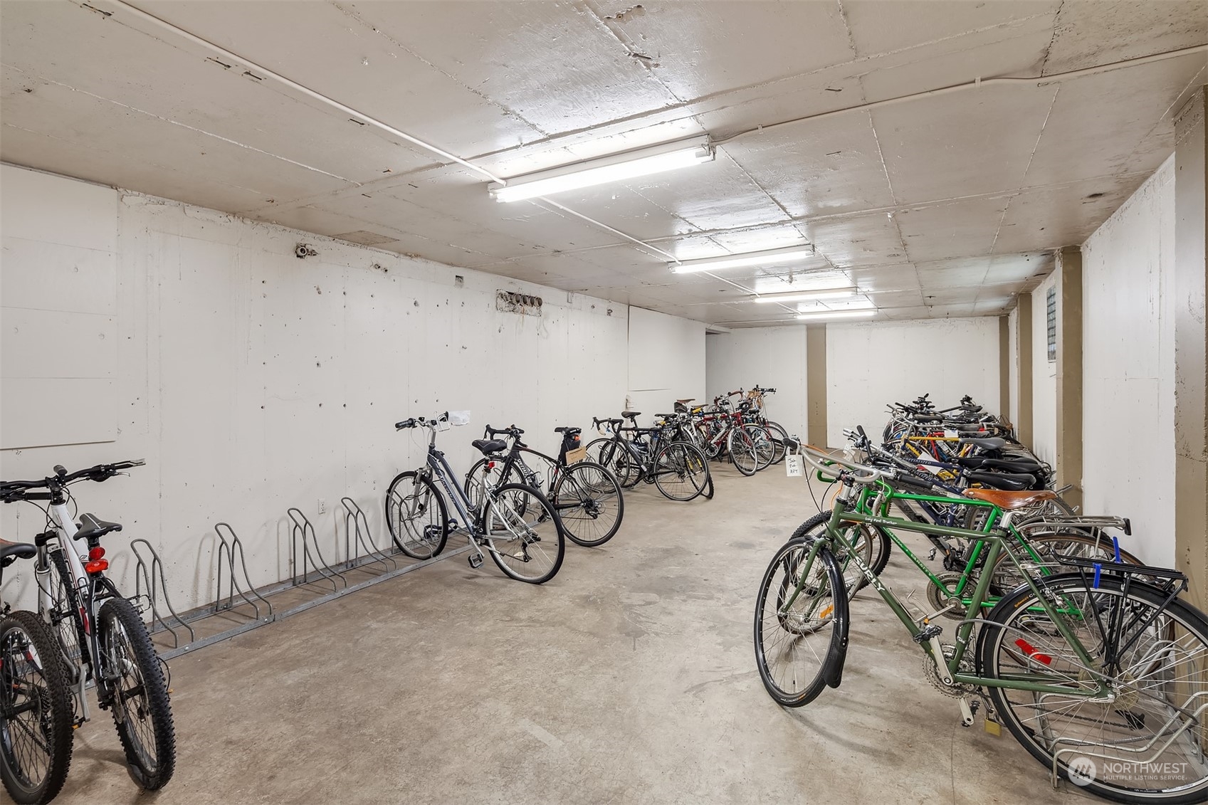 201 Galer Street, Unit 412 Seattle, WA 98109 - Photo 33 of 34 a group of bicycles are with bicycles