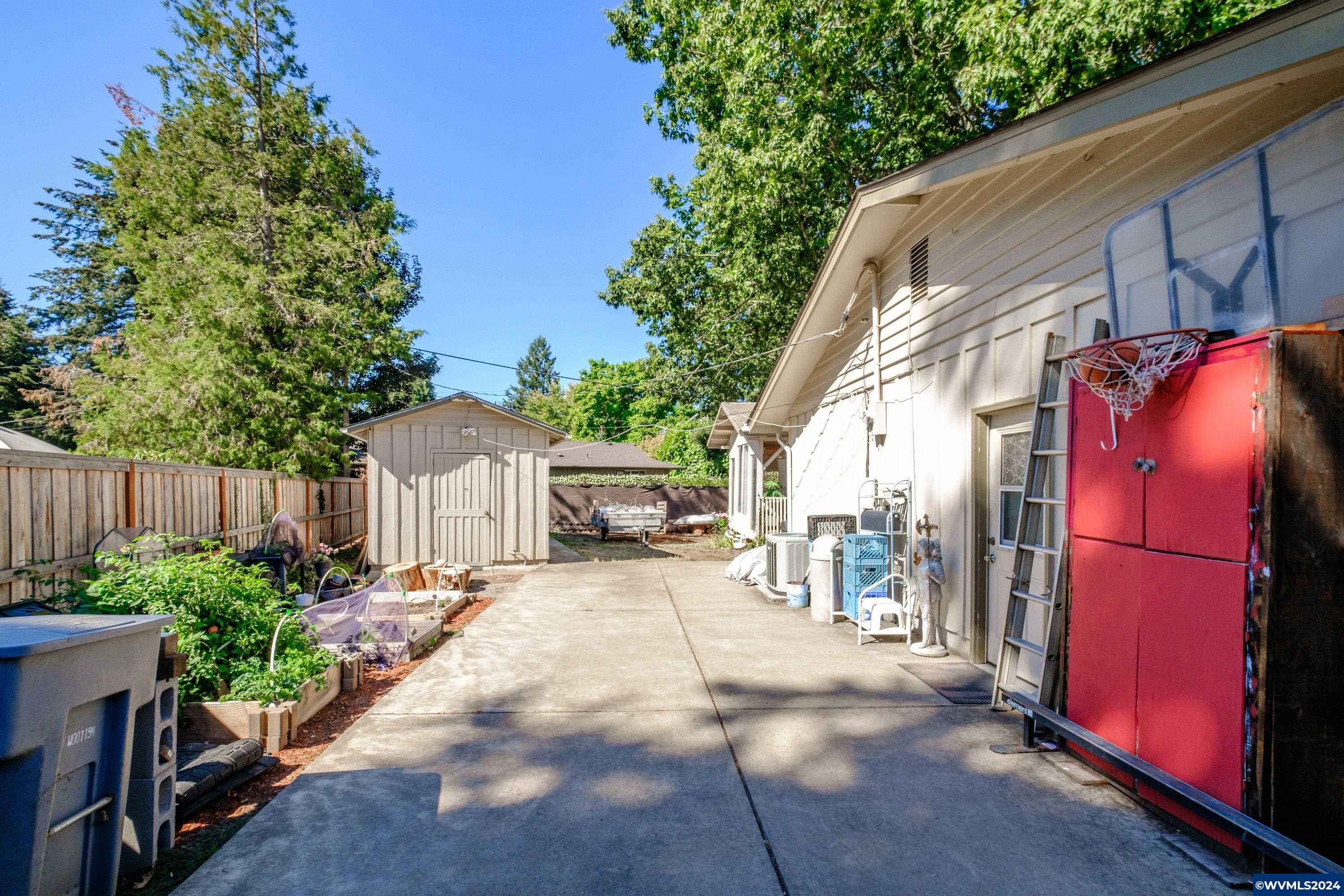 1214 Northeast Springwood Drive Albany, OR 97321 - Photo 41 of 50
