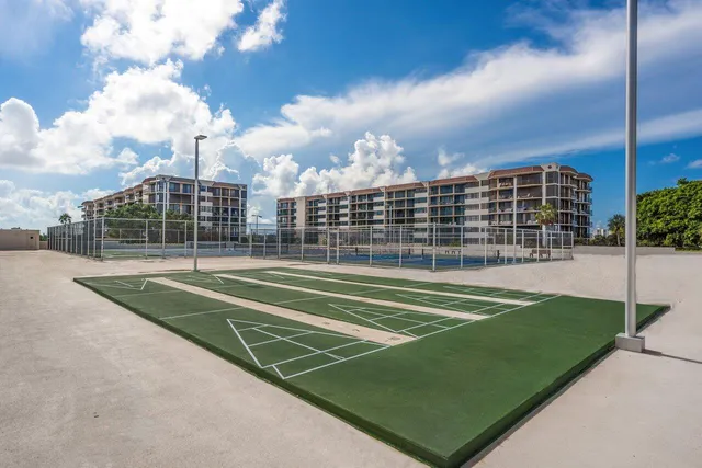 a view of a tennis court