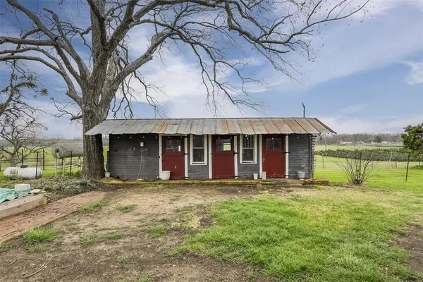 a view of a house with backyard and garden