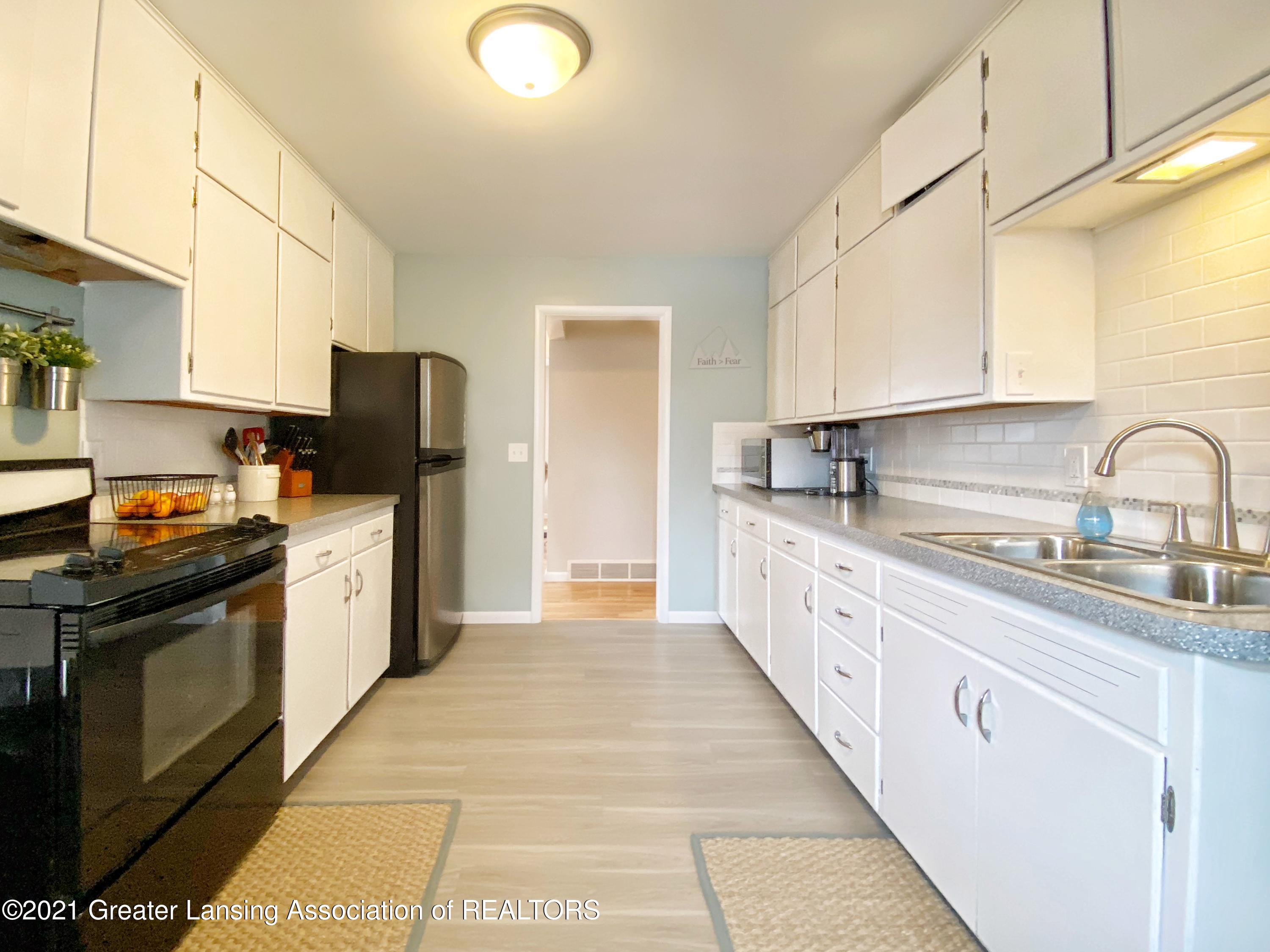 709 South Cochran Road Charlotte, MI 48813 - Photo 4 of 28 Kitchen