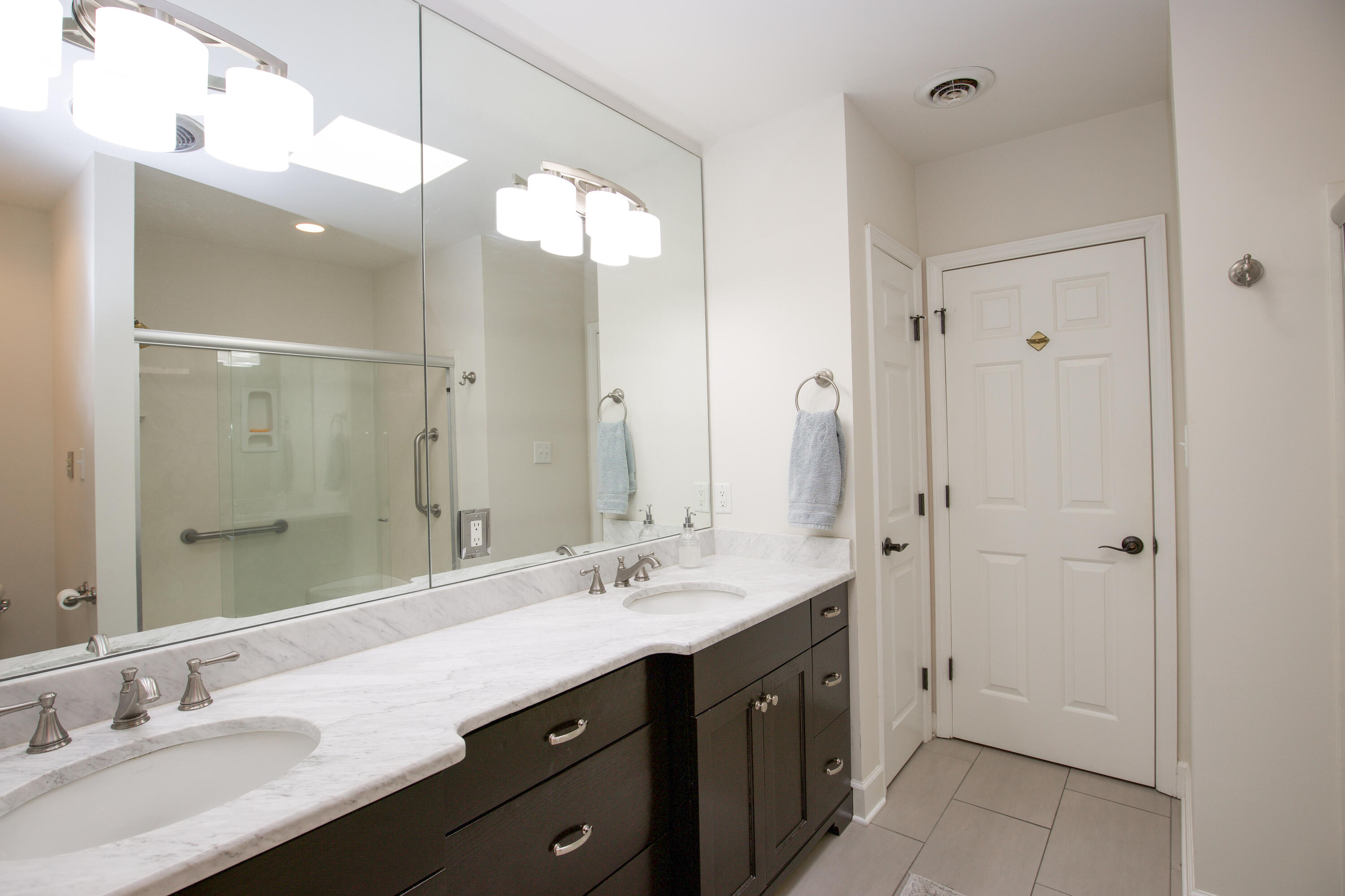 149 Winntown Road Allenhurst, GA 31301 - Photo 23 of 47 Double vanity, carrera marble top