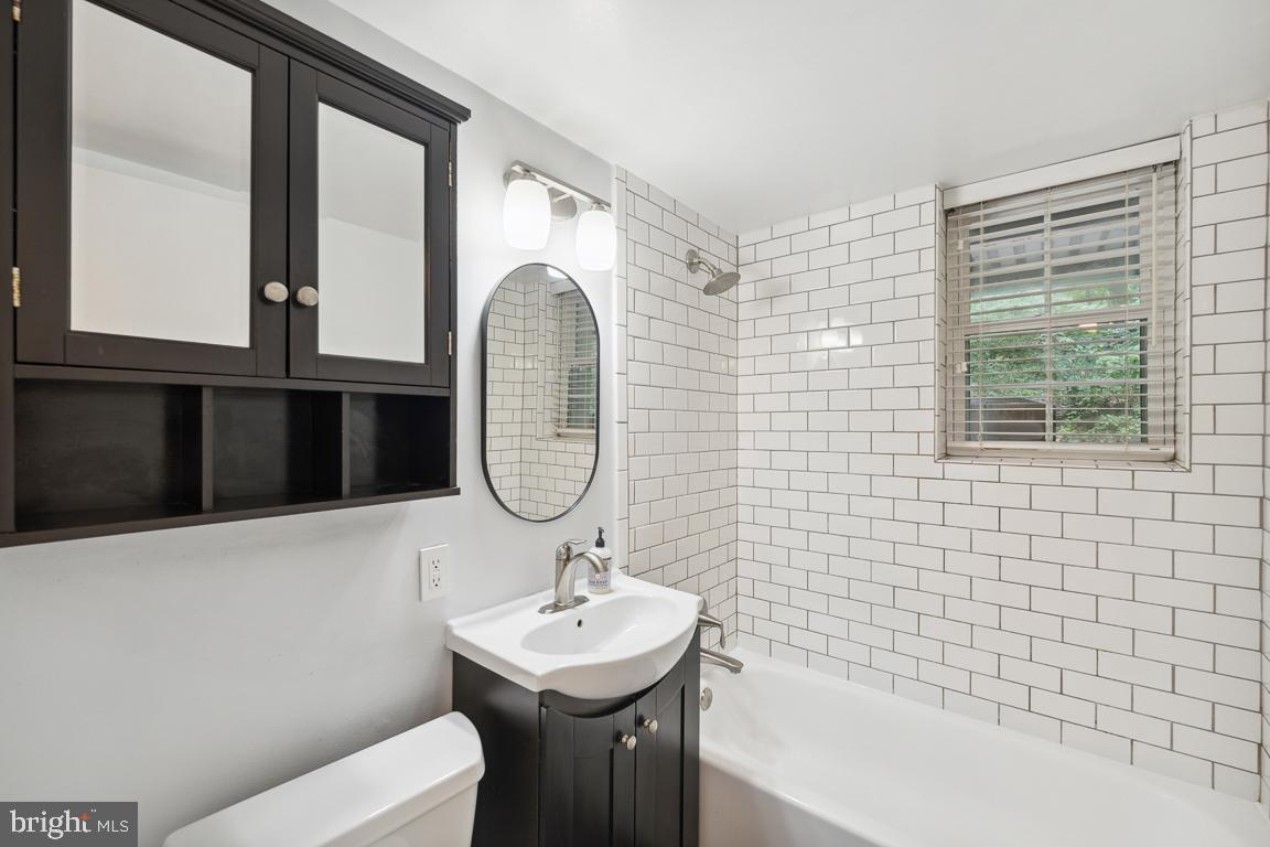 4635 28th Road South, Unit A Arlington, VA 22206 - Photo 9 of 23 Beautiful updated bathroom!