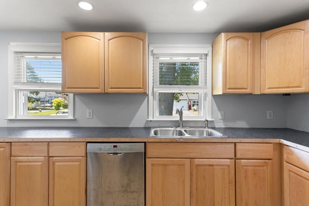 52 Parramatta Road Beverly, MA 01915 - Photo 8 of 33 Gallery Image 8