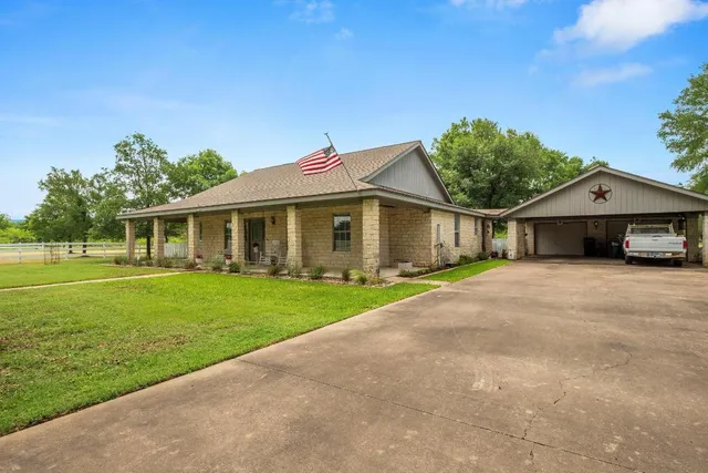 a view of a house with backyard