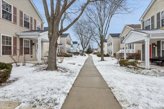 $250,000 | 780 Symphony Drive, Unit 780, Aurora, IL 60504