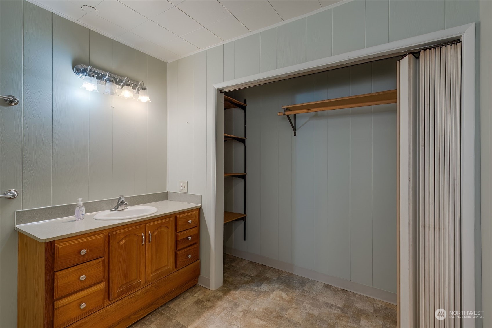 805 8th Avenue Longview, WA 98632 - Photo 13 of 32 a bathroom with a sink and a mirror