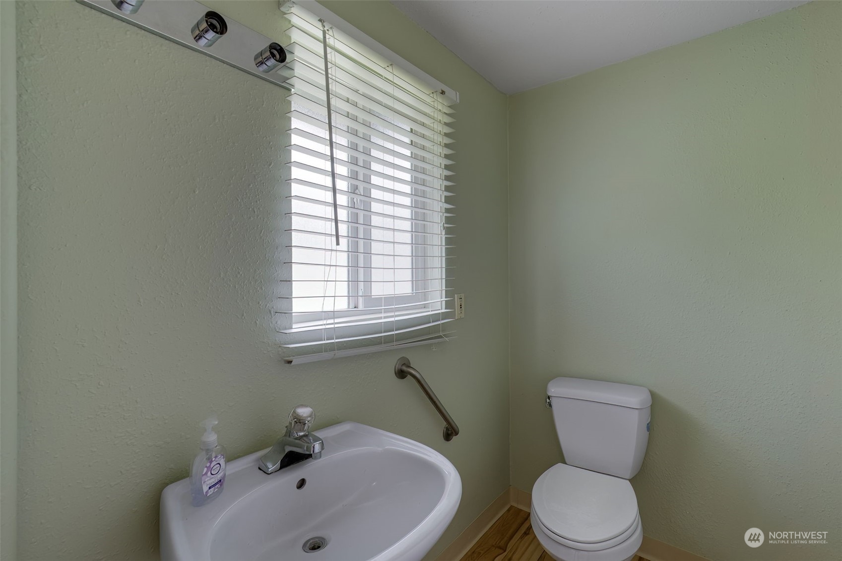 805 8th Avenue Longview, WA 98632 - Photo 16 of 32 a bathroom with a toilet a sink and mirror