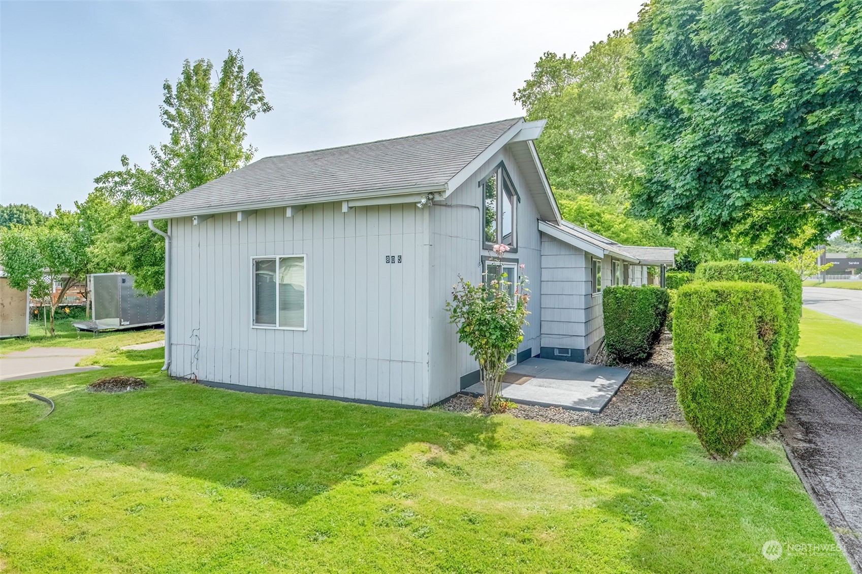 805 8th Avenue Longview, WA 98632 - Photo 27 of 32 a backyard of a house with plants and large tree