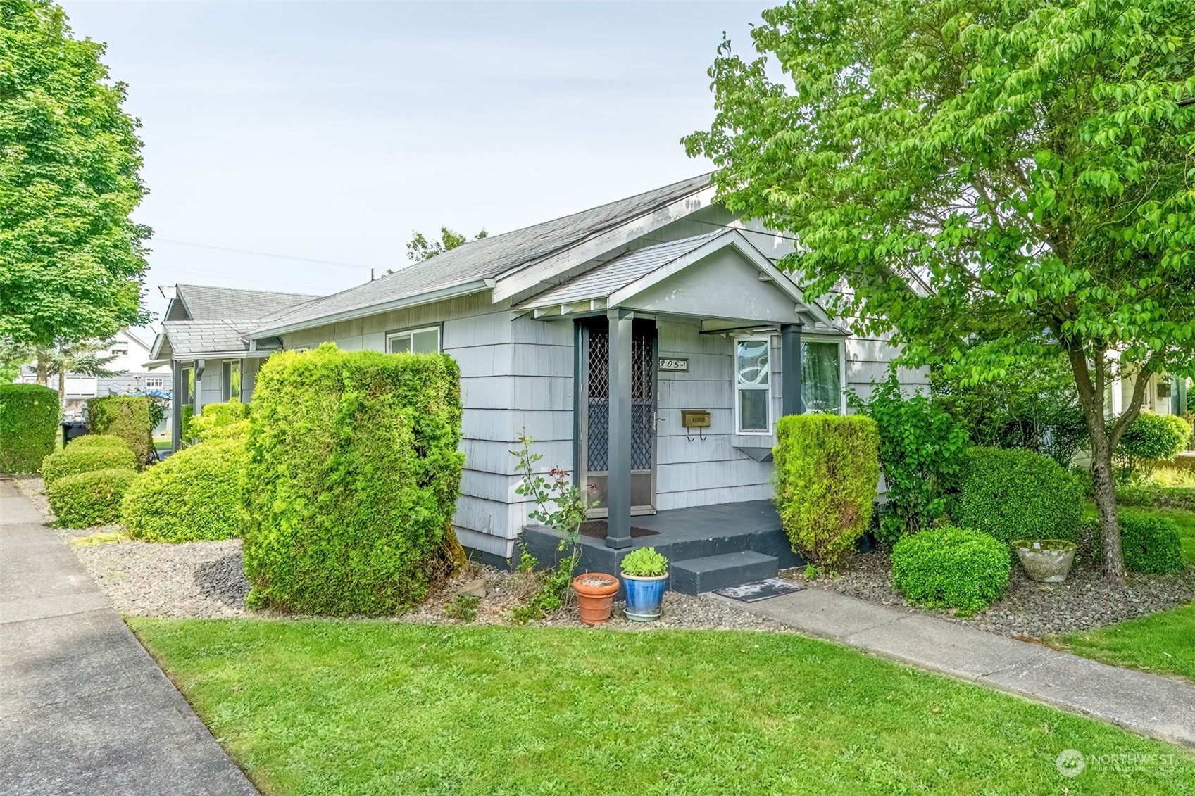 805 8th Avenue Longview, WA 98632 - Photo 30 of 32 a front view of a house with garden