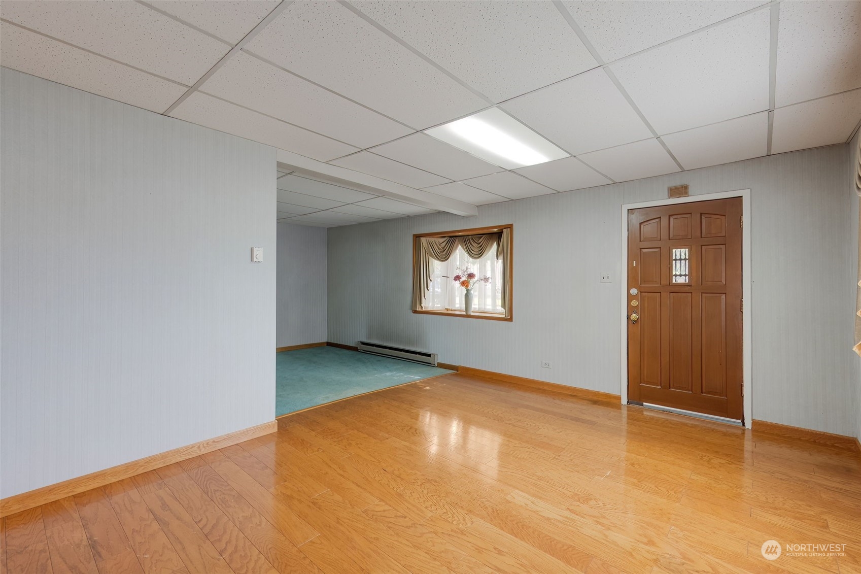 805 8th Avenue Longview, WA 98632 - Photo 3 of 32 an empty room with windows