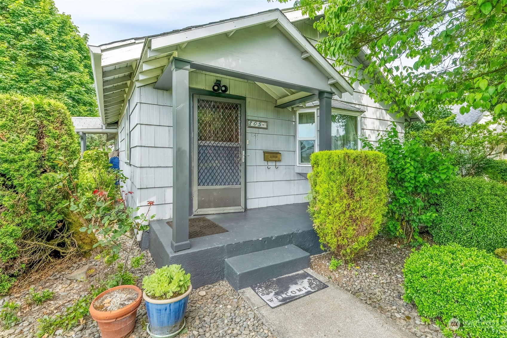 805 8th Avenue Longview, WA 98632 - Photo 31 of 32 a front view of a house with plants