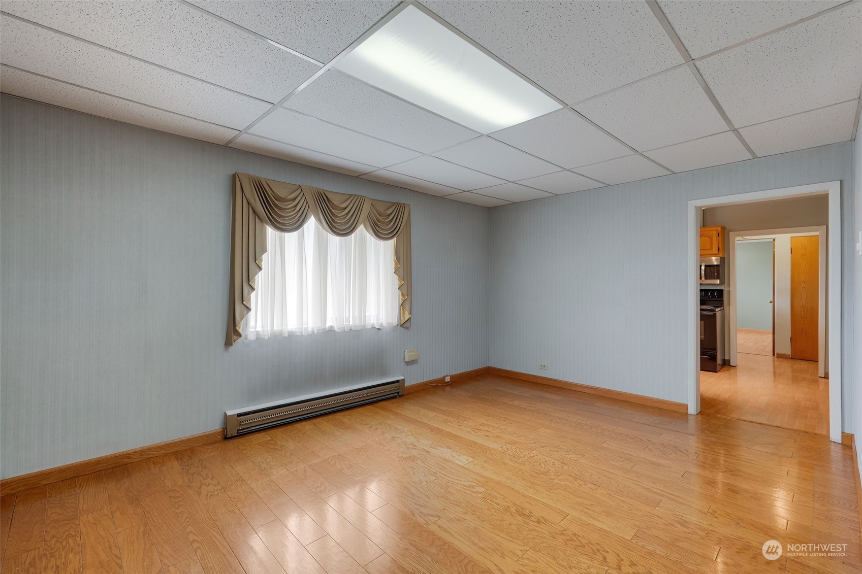 805 8th Avenue Longview, WA 98632 - Photo 6 of 32 an empty room with a window