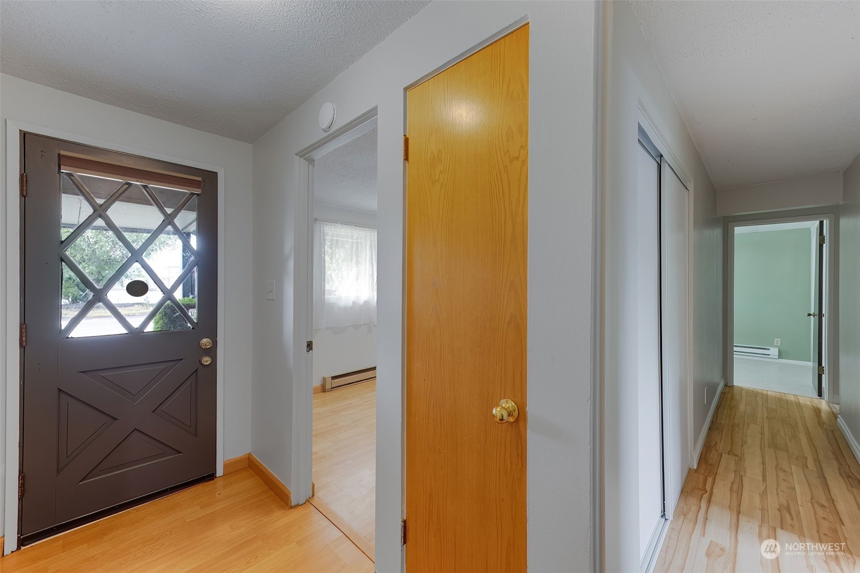 805 8th Avenue Longview, WA 98632 - Photo 8 of 32 a view of an entryway