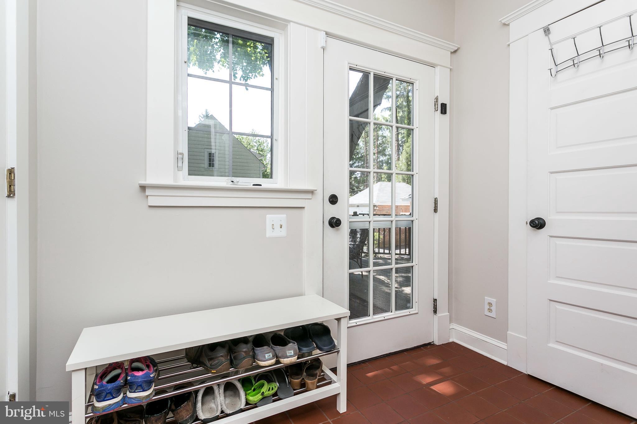6204 Pinehurst Road Baltimore, MD 21212 - Photo 13 of 29 a room with furniture and a window