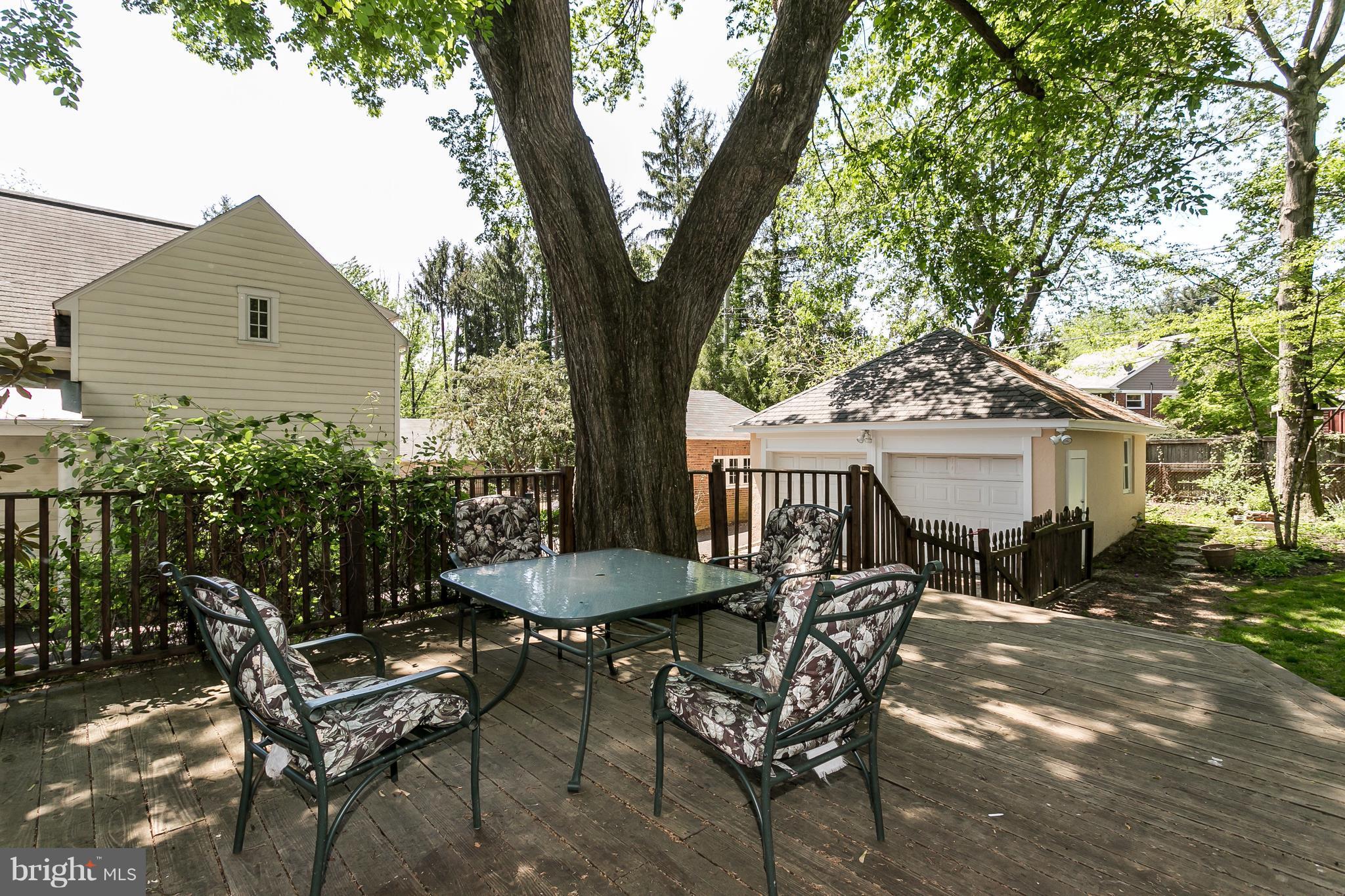 6204 Pinehurst Road Baltimore, MD 21212 - Photo 24 of 29 a backyard of a house with table and chairs
