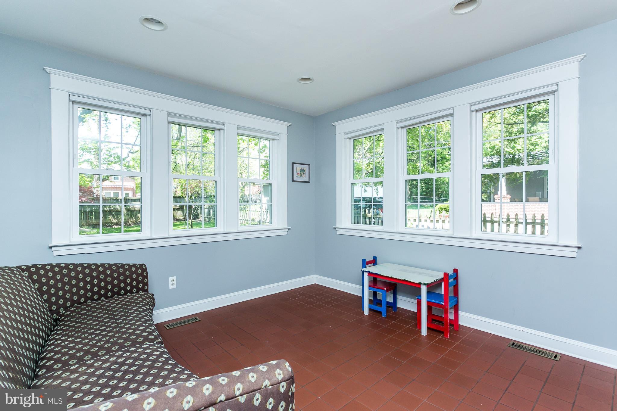 6204 Pinehurst Road Baltimore, MD 21212 - Photo 10 of 29 a living room with a bed and a window